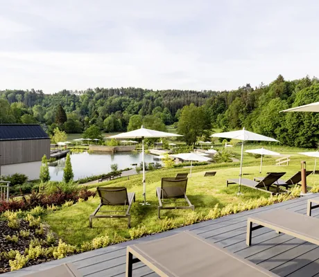 Blick auf die Gartenanlage von der Liegeterrasse aus im Pfalzblick Wald Spa Resort