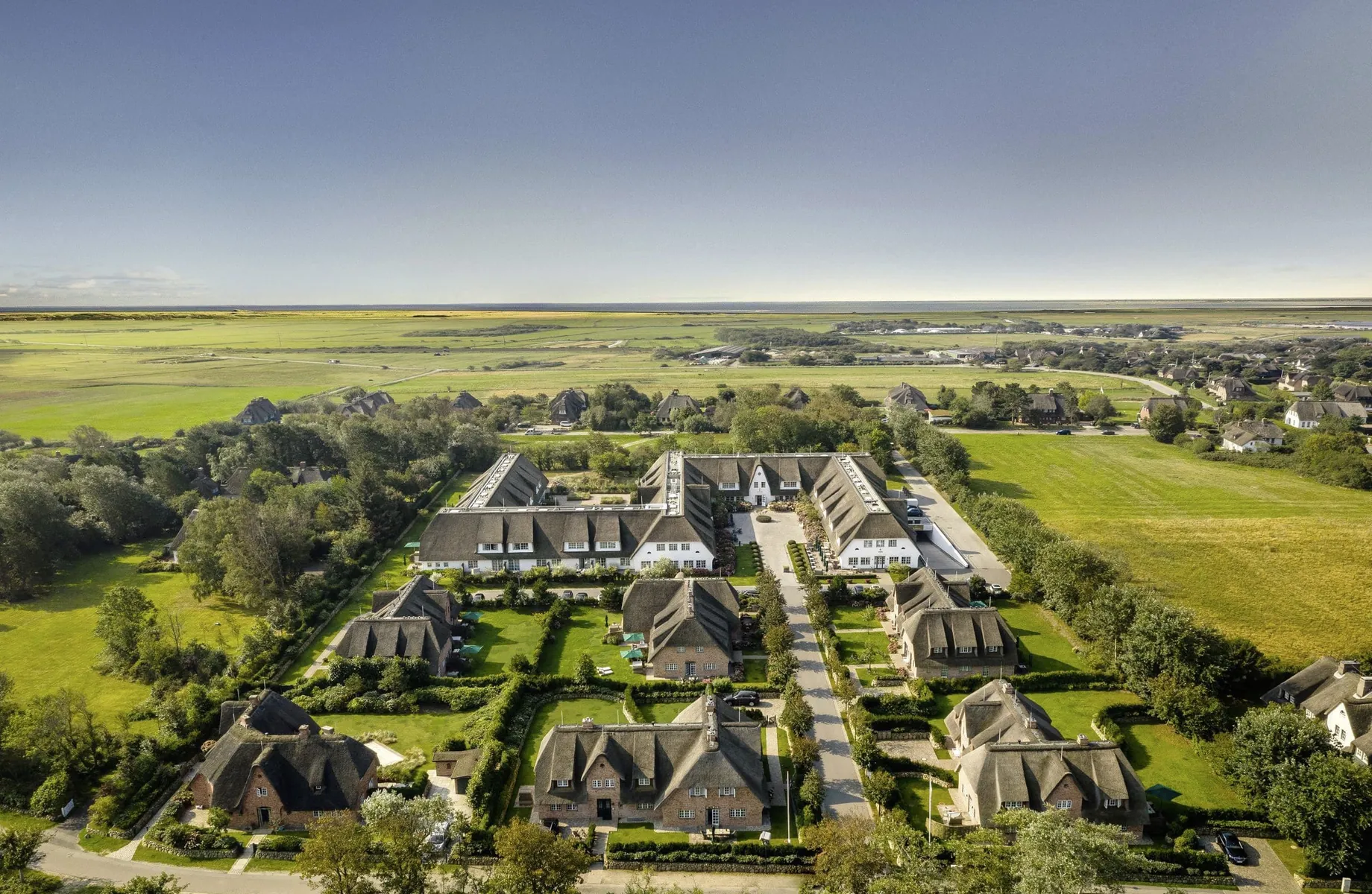 Luftbild der gesamten Anlage des Severin*s Resort & Spa unter blauem Himmel