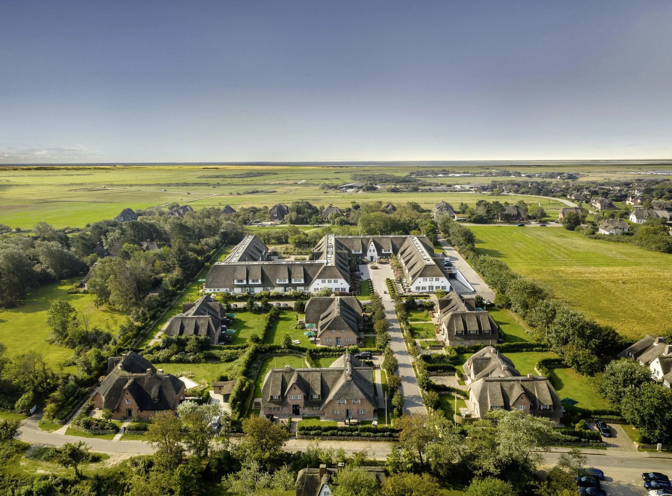 Luftbild der gesamten Anlage des Severin*s Resort & Spa unter blauem Himmel
