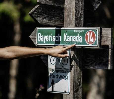 Schild im Nationalpark mit Aufschrift "Bayerisch Kanada"