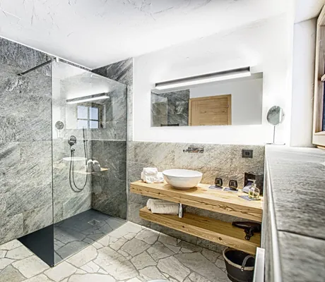 Modern eingerichtetes Badezimmer im Chalet Stern mit großen Steinfliesen