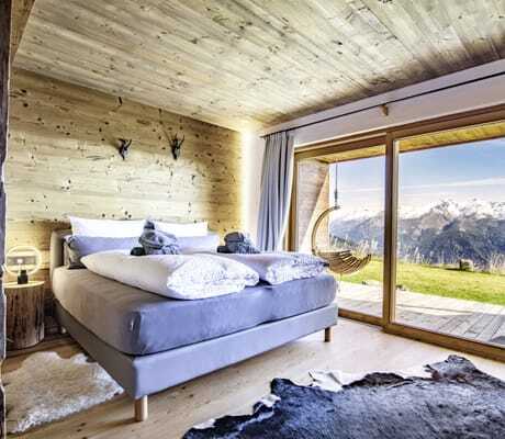 Kuschelige Bergsuite im Chalet Stern mit Luxus-Komfortbetten und großen Panoramafenstern