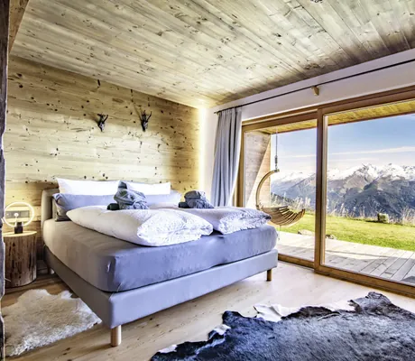 Kuschelige Bergsuite im Chalet Stern mit Luxus-Komfortbetten und großen Panoramafenstern