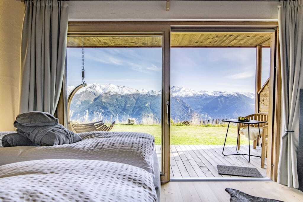 Blick aus dem großen Panoramafenster im Chalet Stern auf die gegenüberliegenden Berge