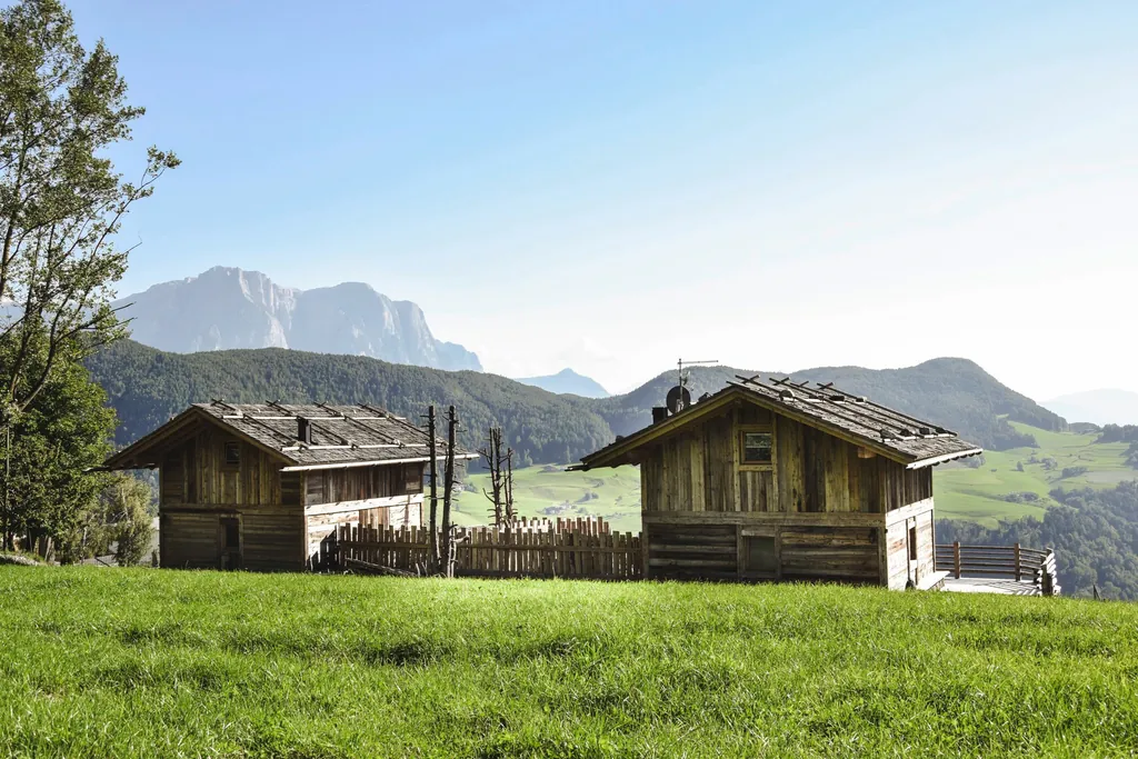 Blick auf die Hütten des Chalet Resort ZU KIRCHWIES in Südtirol im Sommer