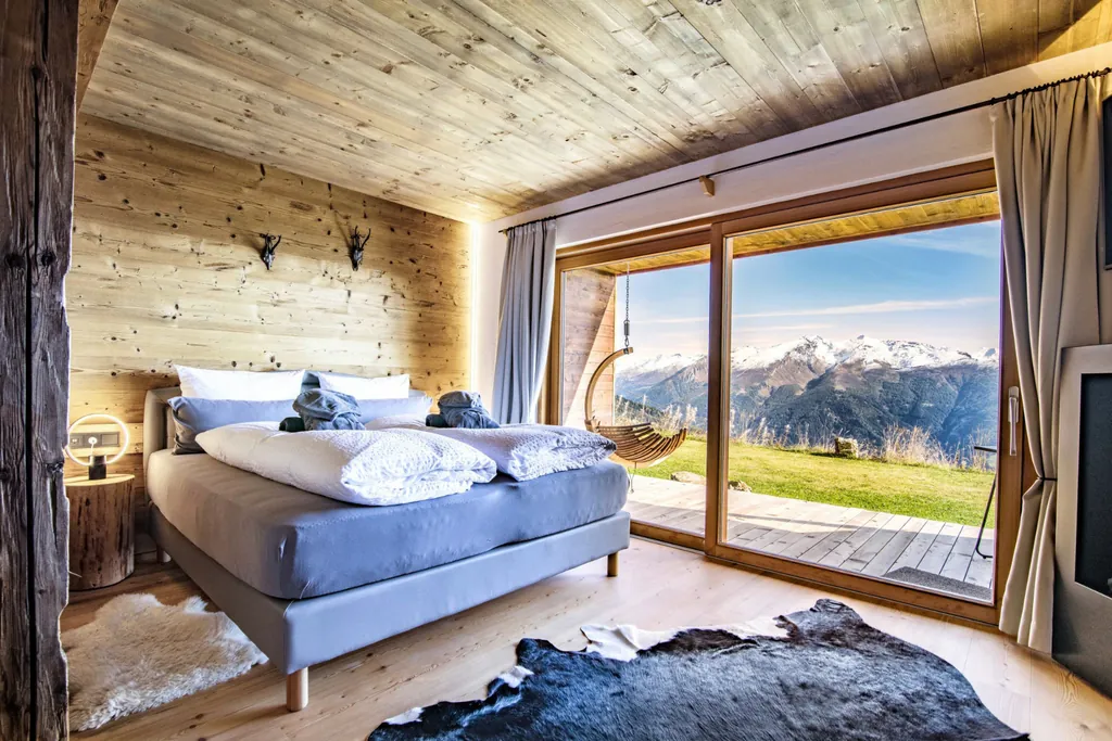 Bergsuite im Chalet Stern mit großem Boxspringbett und Panoramafenstern