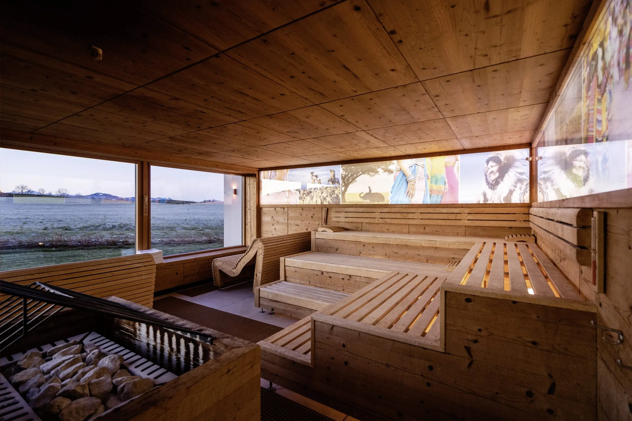 Finnische Sauna im Das Weitblick Allg&auml;u mit gro&szlig;en Fensterfronten