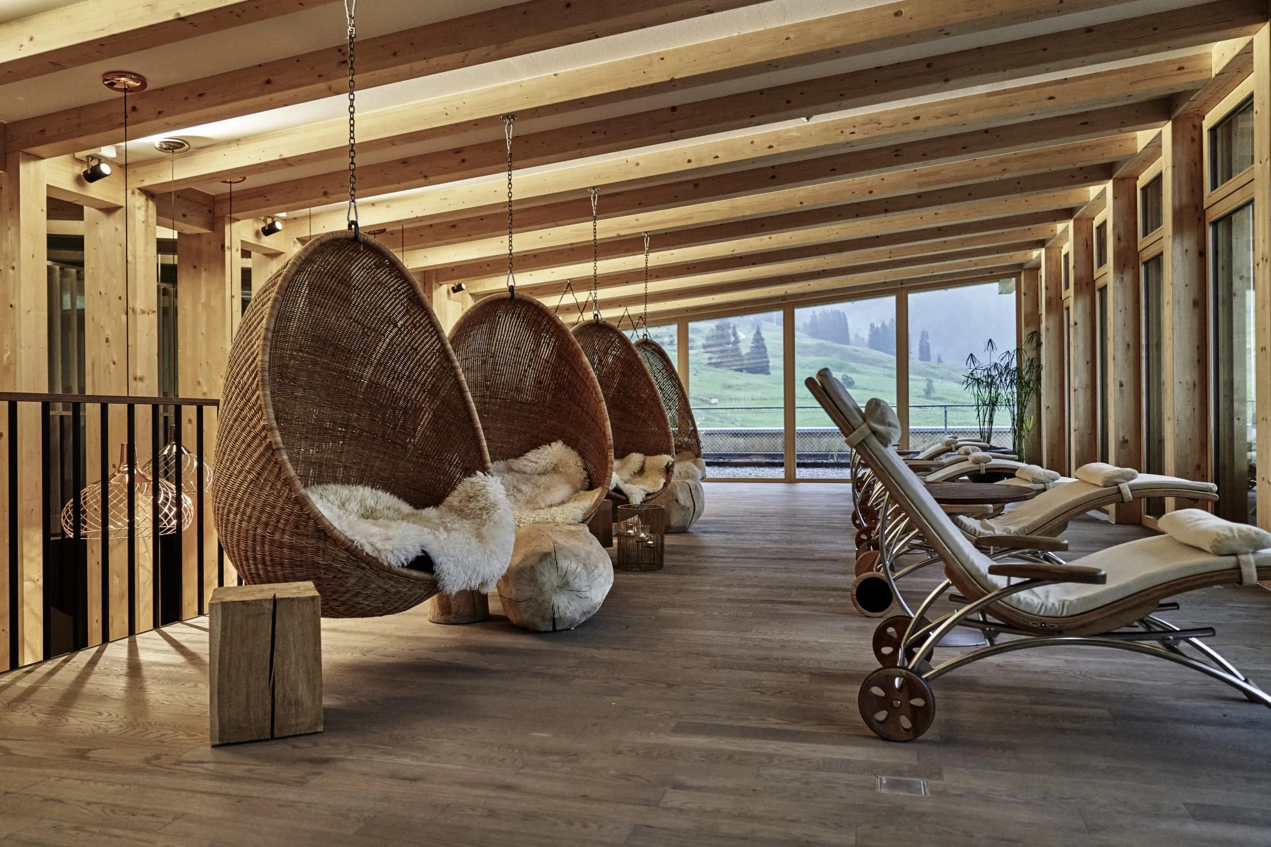 Gem&uuml;tlicher gestalteter Ruhebereich aus vielen Holzelementen mit H&auml;ngek&ouml;rben und Schwebeliegen