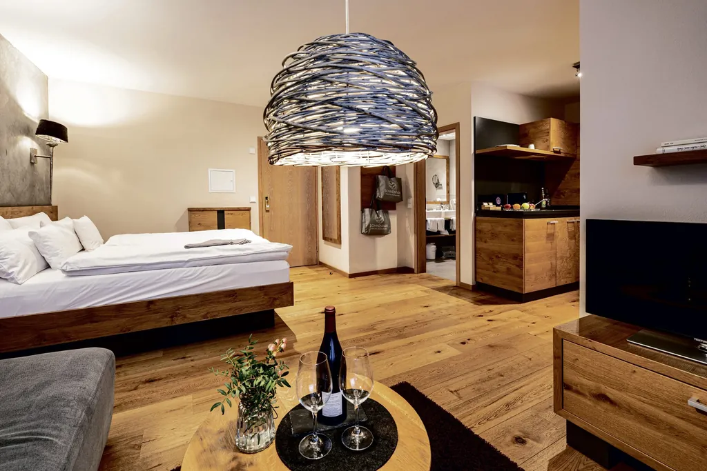 Hängekorbleuchte im Doppelzimmer mit Kitchenette im Familotel Sonnenpark