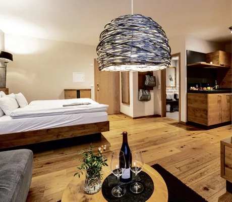 Hängekorbleuchte im Doppelzimmer mit Kitchenette im Familotel Sonnenpark