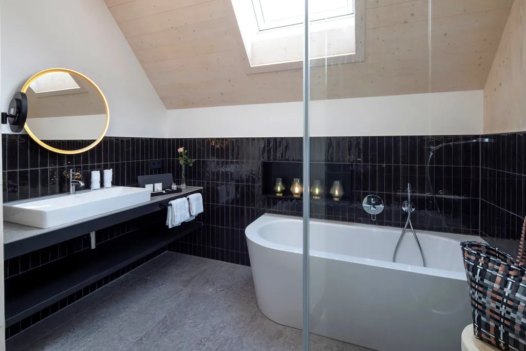 Badezimmer im Obergeschoss mit Badewanne und begehbarer Dusche