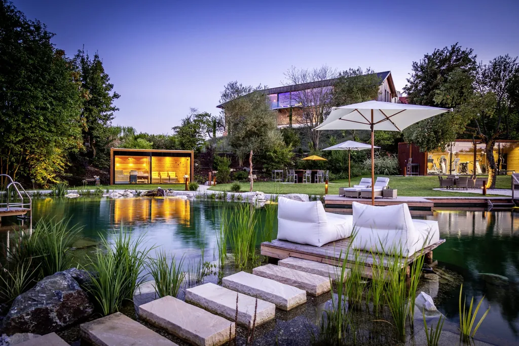 Naturbadeteich mit Pontons in Abendstimmung