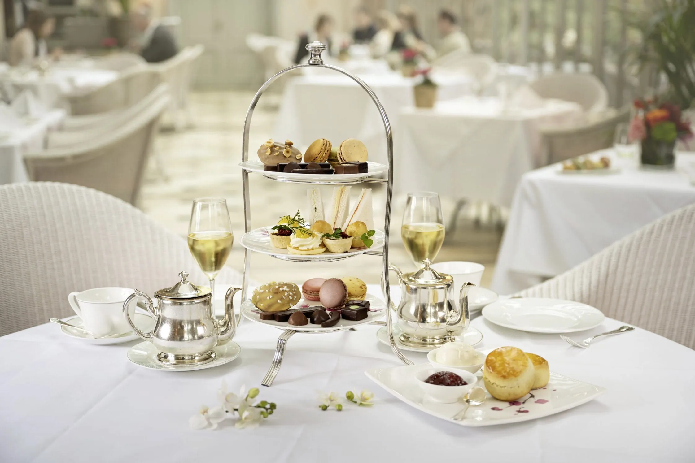 Nachmittagstee mit Sekt und Etagere im Luxus-Wellnesshotel Brenners Park-Hotel & Spa