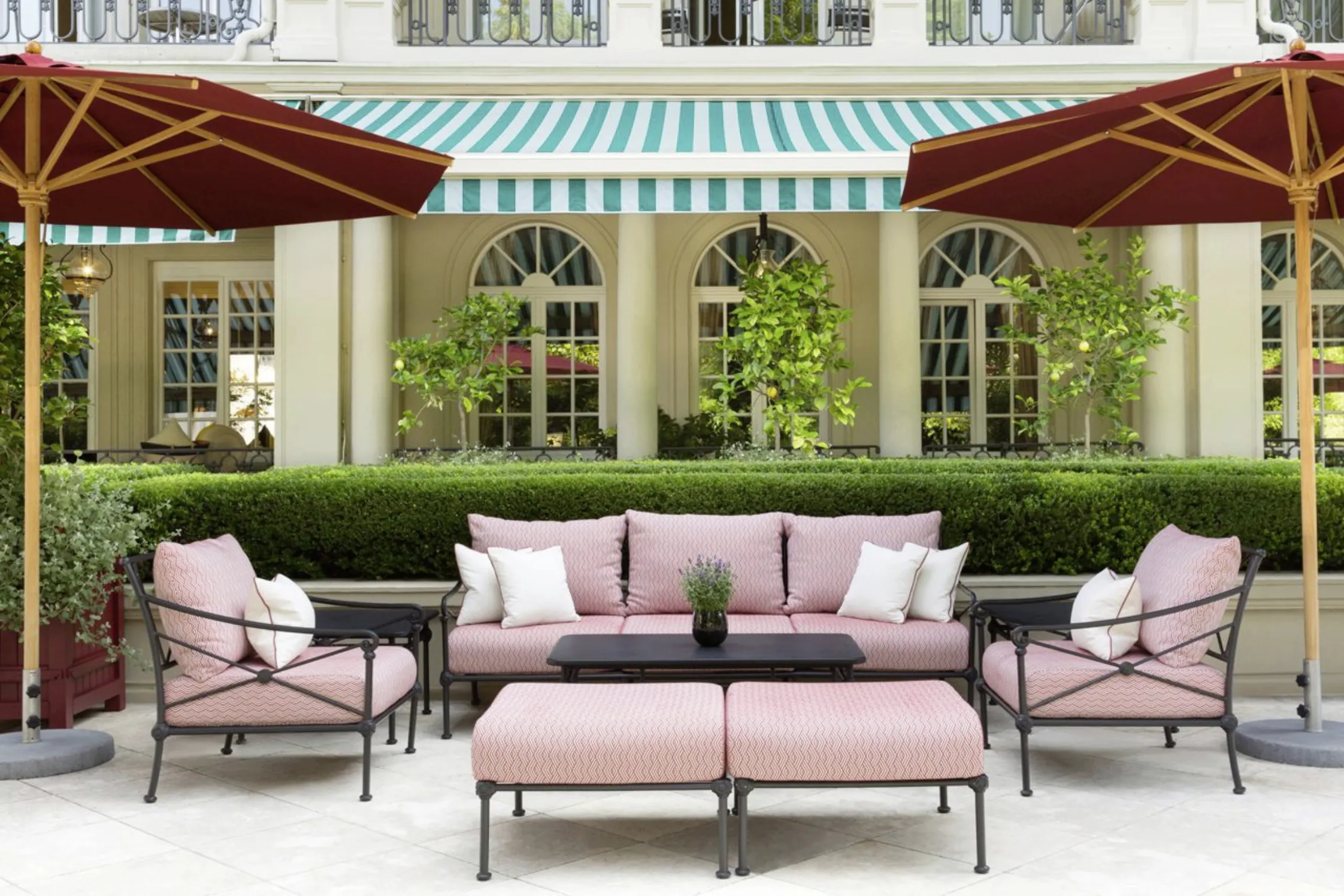 Terrasse mit Sonnenschirmen im Luxus-Wellnesshotel Brenners Park-Hotel & Spa