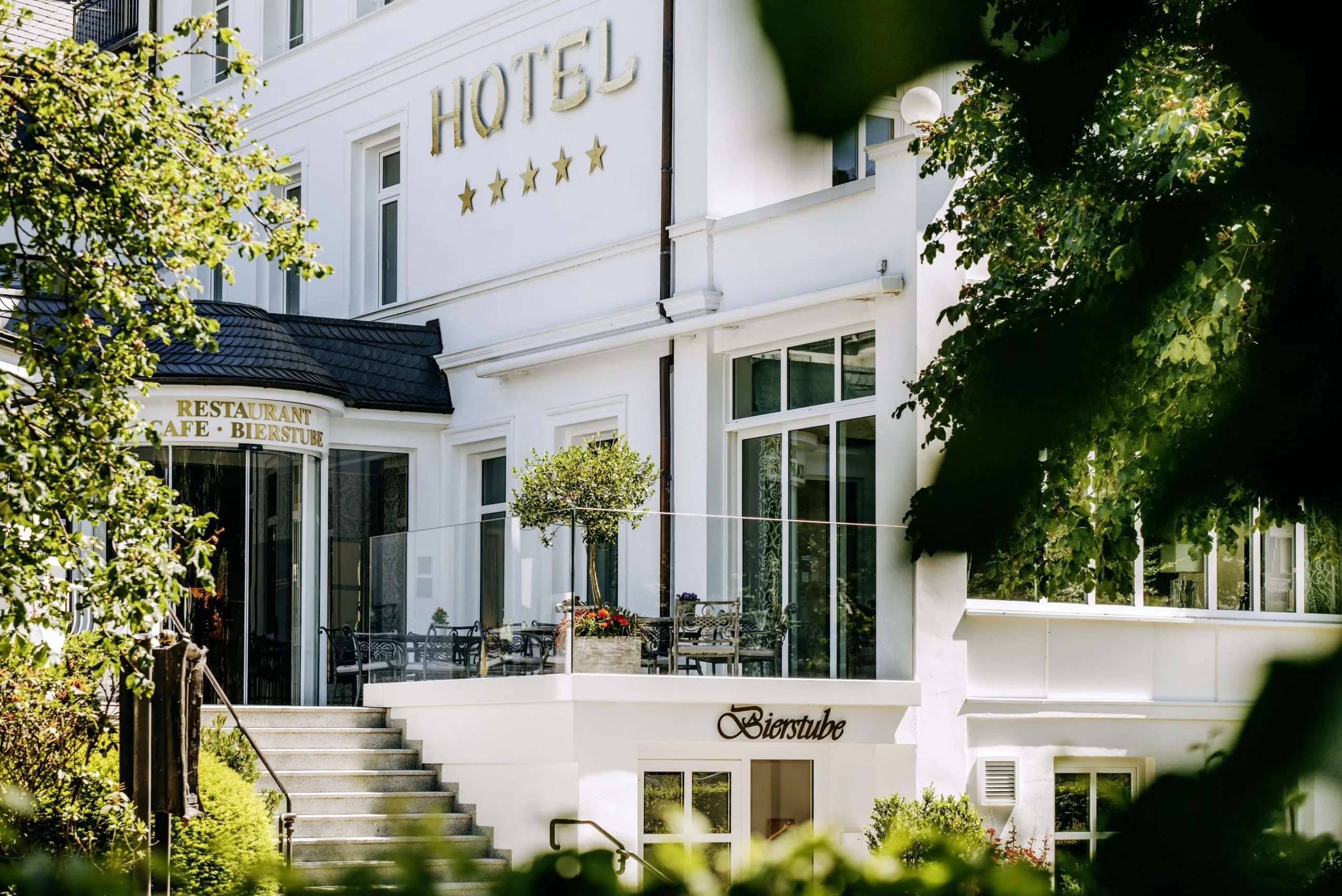 Eingang und Au&szlig;enansicht des Romantik- & Wellnesshotel Deimann