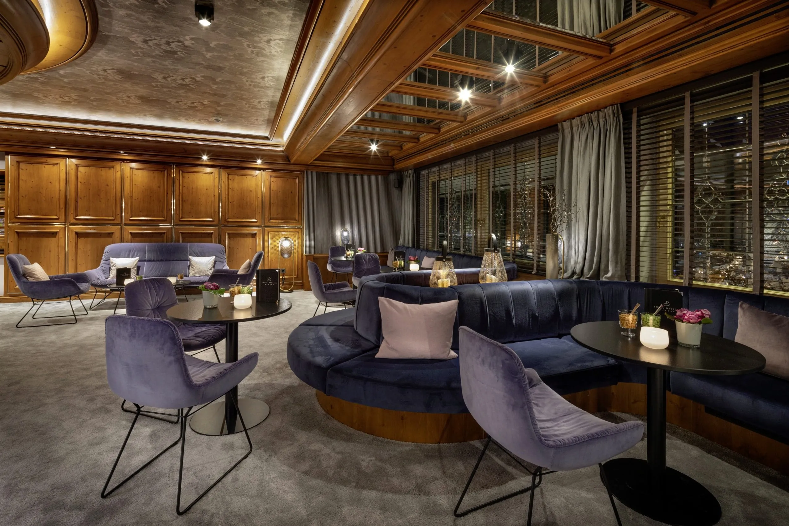 Bar mit Samtm&ouml;beln im Luxus-Wellnesshotel Hotel Engel Obertal