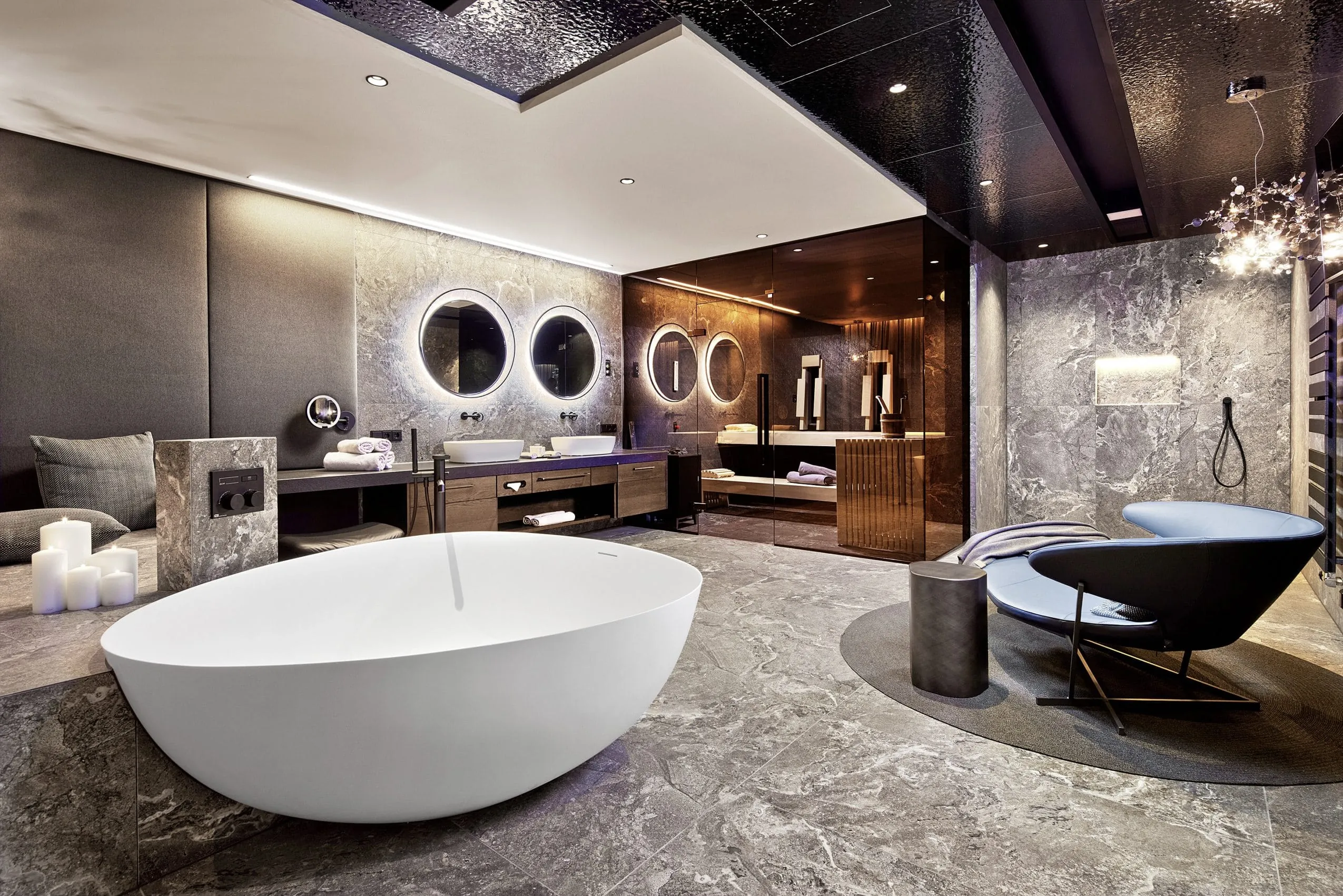 Badezimmer mit Sauna und freistehender Badewanne im Luxus-Wellnesshotel Wellness- & Sporthotel Jagdhof