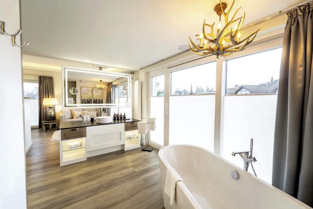 Zimmer mit freistehender Badewanne im Luxushotel Romantischer Winkel RoLigio® & Wellness Resort