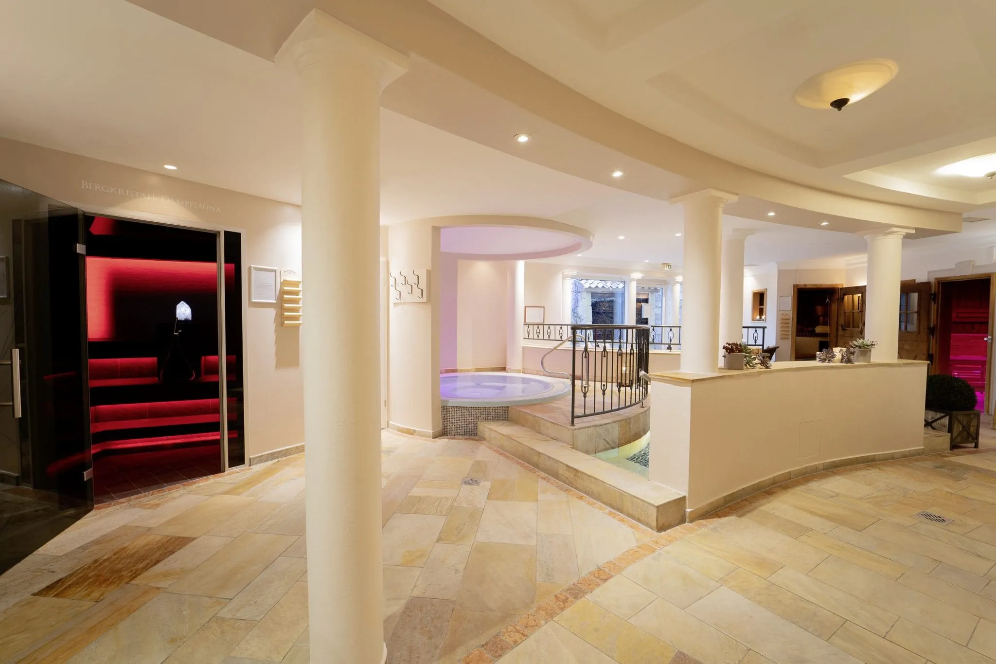 Pool im Spa-Bereich des Luxushotels Romantischer Winkel RoLigio&reg; & Wellness Resort