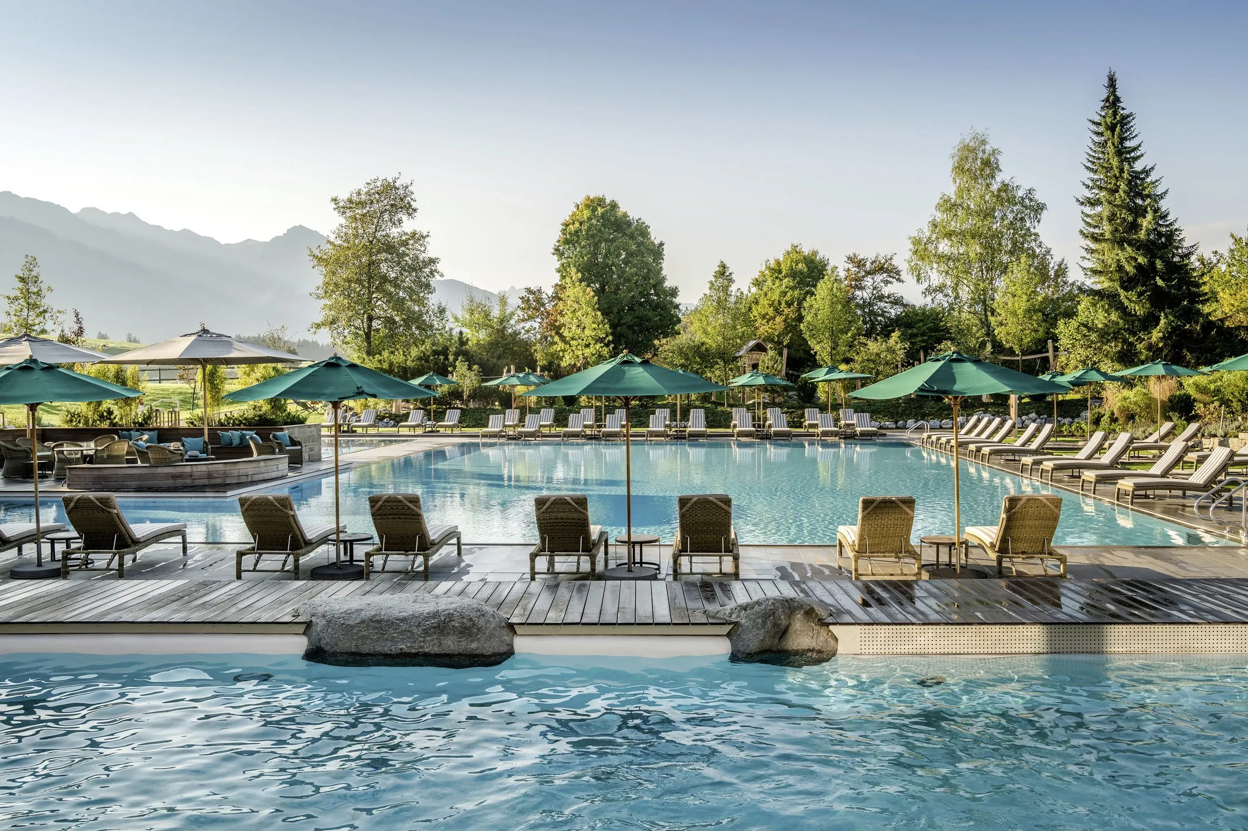 Au&szlig;enpool mit Liegen und Sonnenschirmen im Luxus-Wellnesshotel Sonnenalp Resort