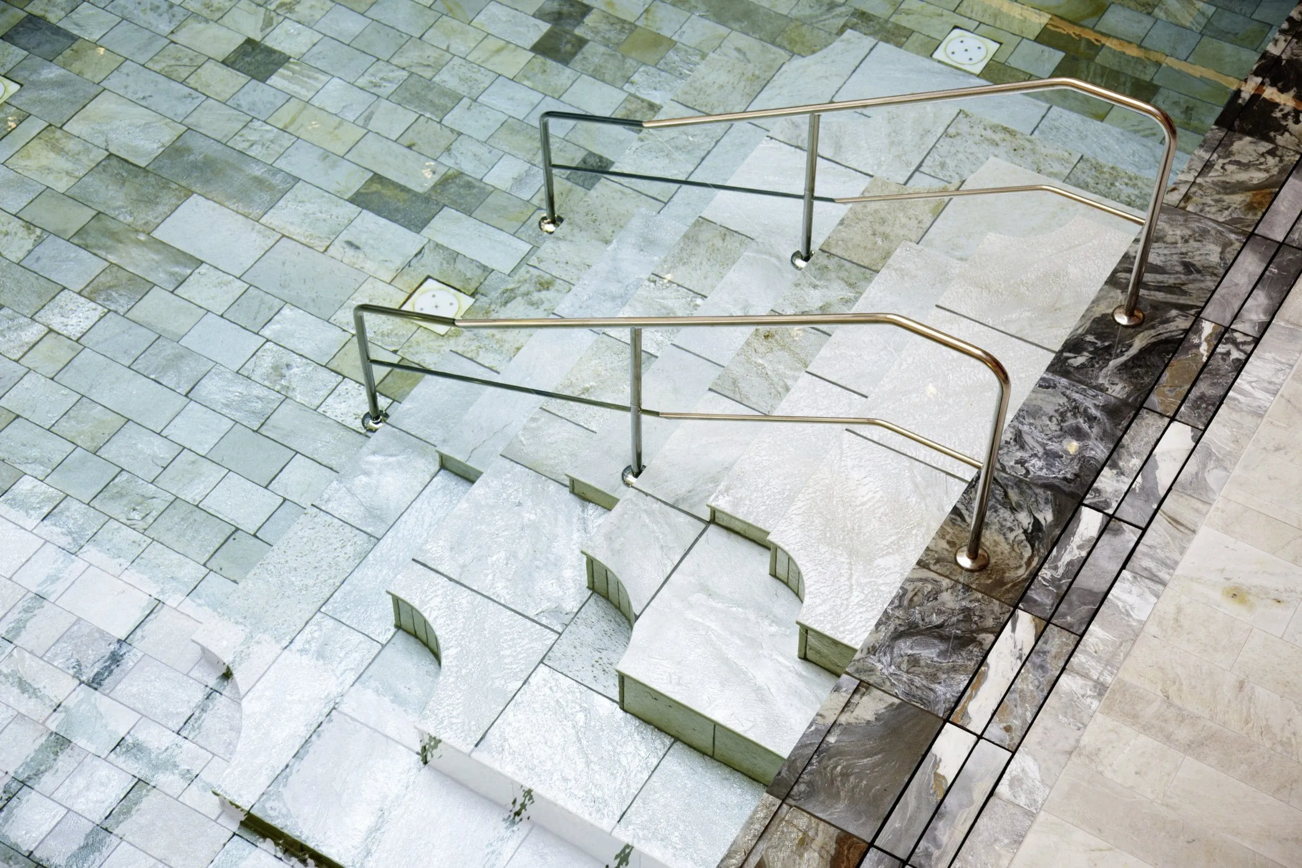 Edle Marmortreppe zum Pool im Wald- & Schlosshotel Friedrichsruhe