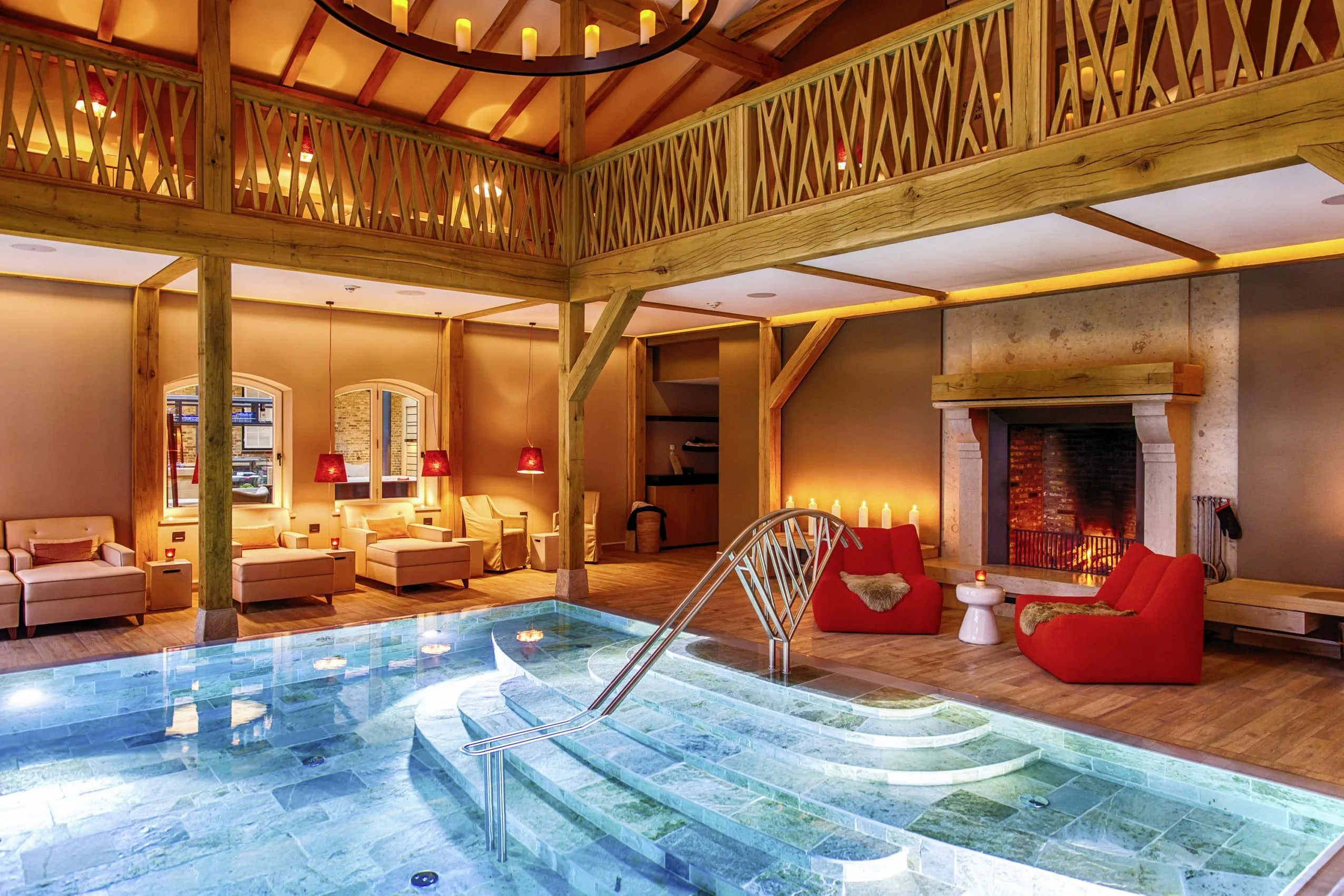 Indoor-Pool des Luxushotels WEISSENHAUS Private Nature Luxury Resort in Deutschland