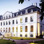 Schlossterrasse des Luxushotels WEISSENHAUS Private Nature Luxury Resort in Deutschland