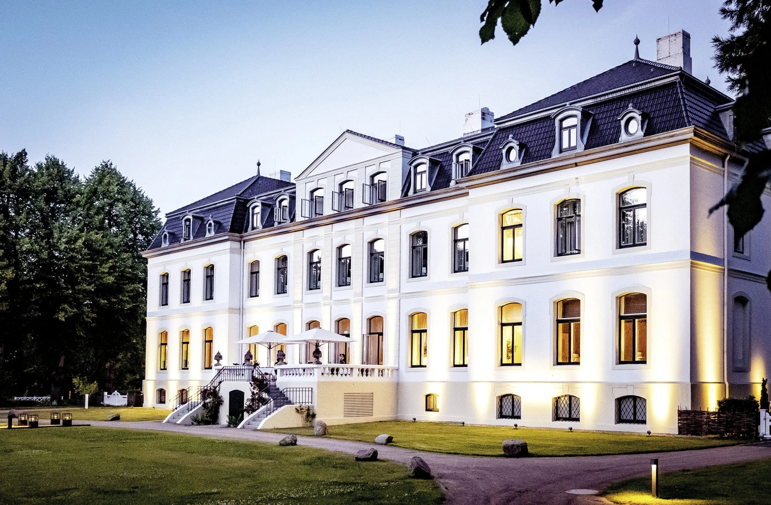 Schlossterrasse des Luxushotels WEISSENHAUS Private Nature Luxury Resort in Deutschland