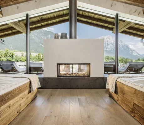 Ruheraum mit Bergpanorama im Alpenresort Schwarz