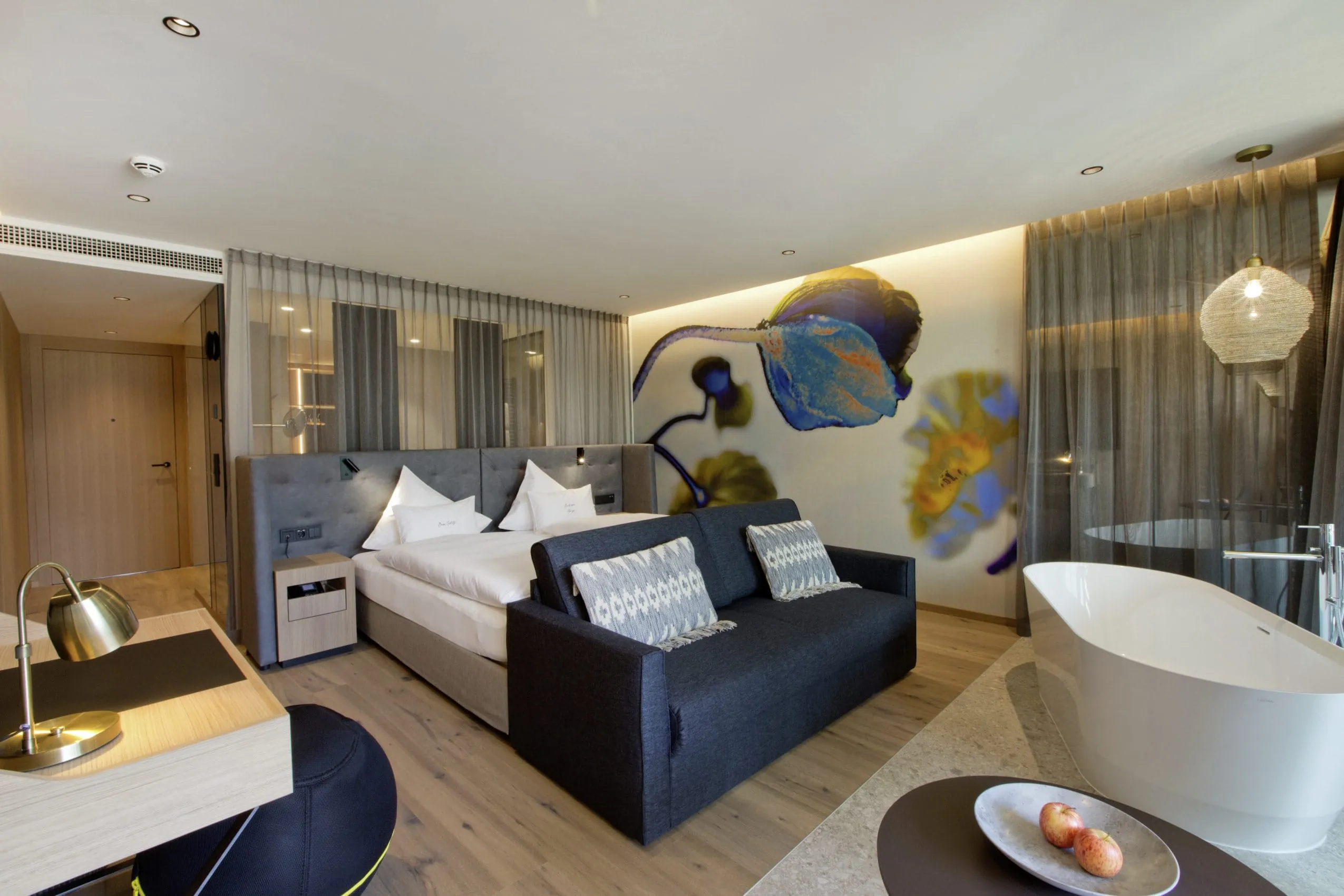 Spa Loft mit Bett und freistehender Badewanne im Luxus-Wellnesshotel Alpenresort Schwarz