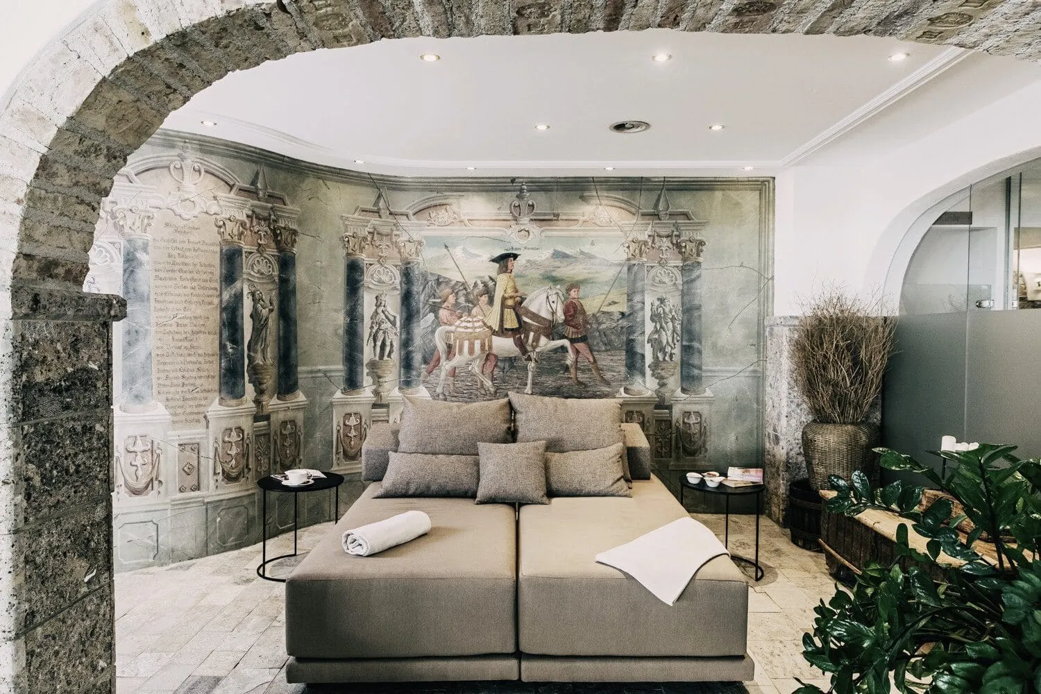 PrivateSpa mit Doppelliege mit Wandgem&auml;lde im Luxus-Wellnesshotel Hotel Klosterbr&auml;u in &Ouml;sterreich