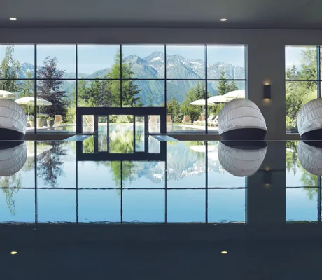 Pool mit Bergpanorama im Luxus-Wellnesshotel Interalpen-Hotel Tyrol in Österreich