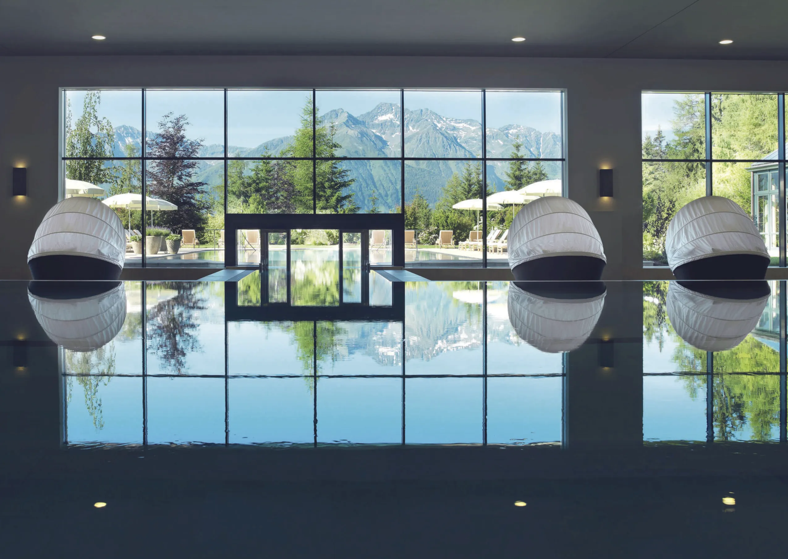 Pool mit Bergpanorama im Luxus-Wellnesshotel Interalpen-Hotel Tyrol in &Ouml;sterreich