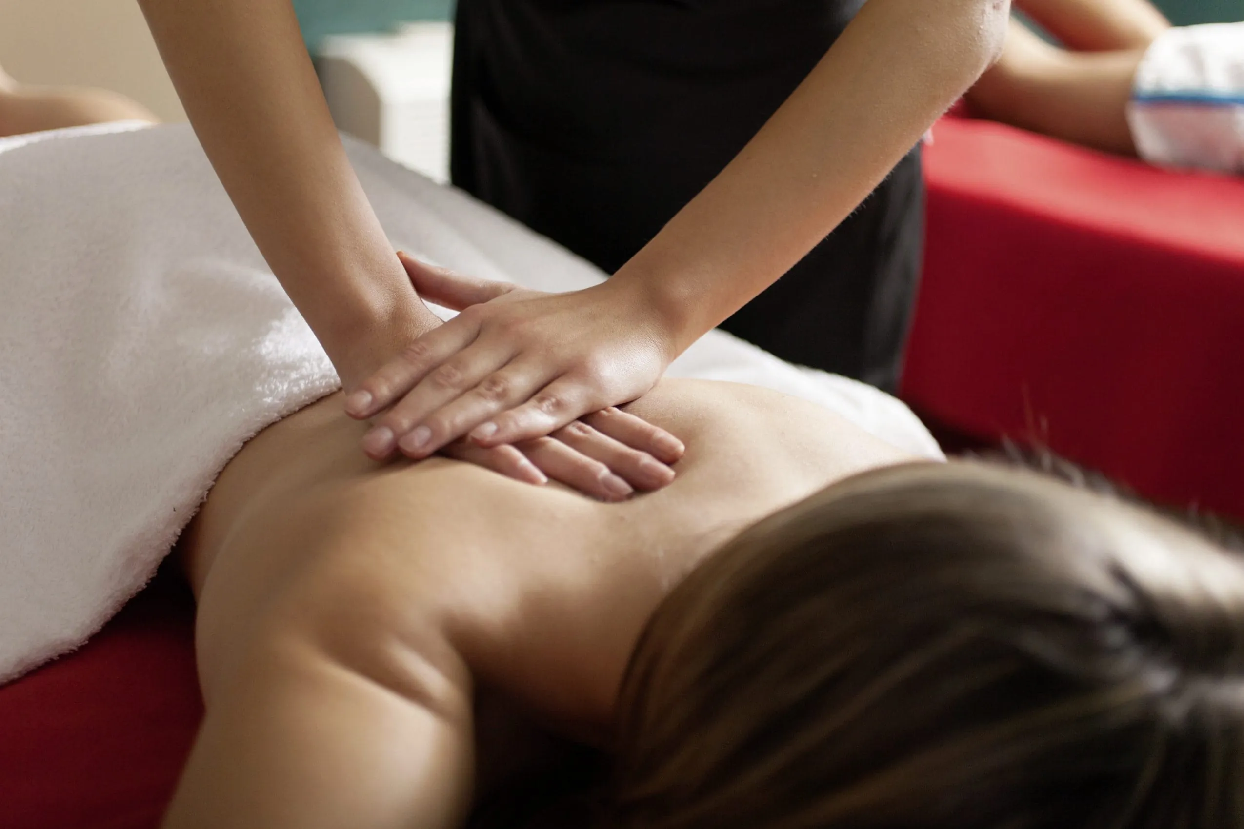 Frau wird während einer Schwedischen Massage massiert
