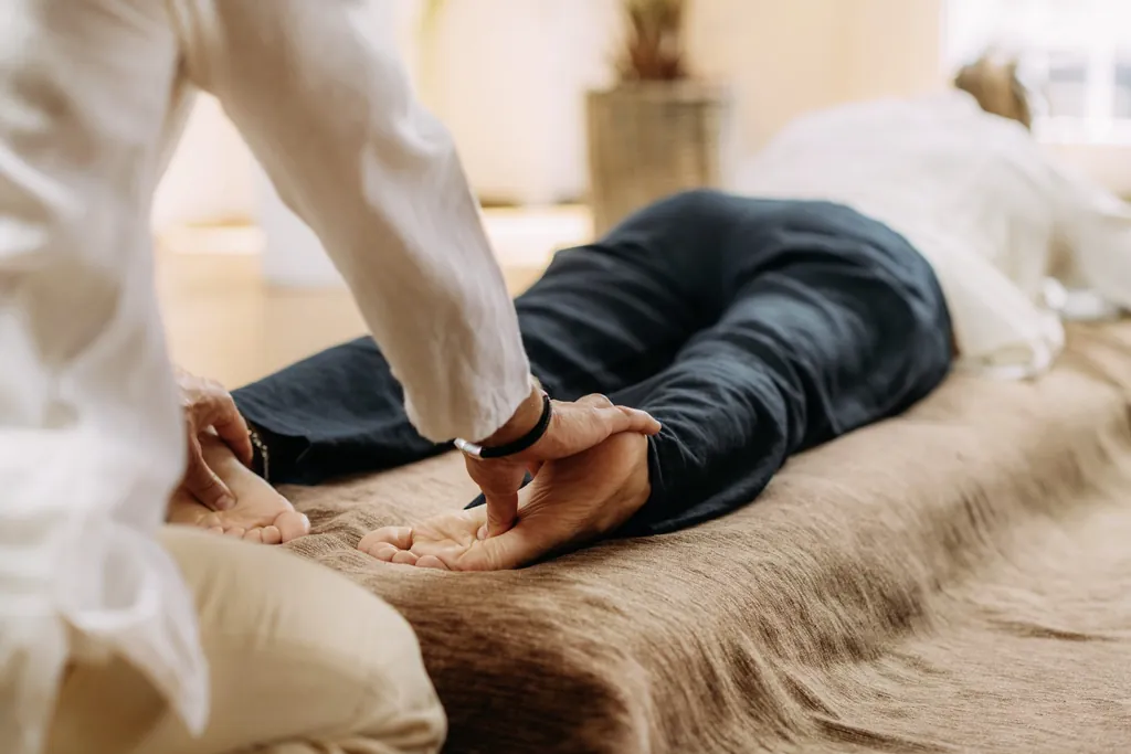 Mann mit Therapeut während einer Shiatsu Massage