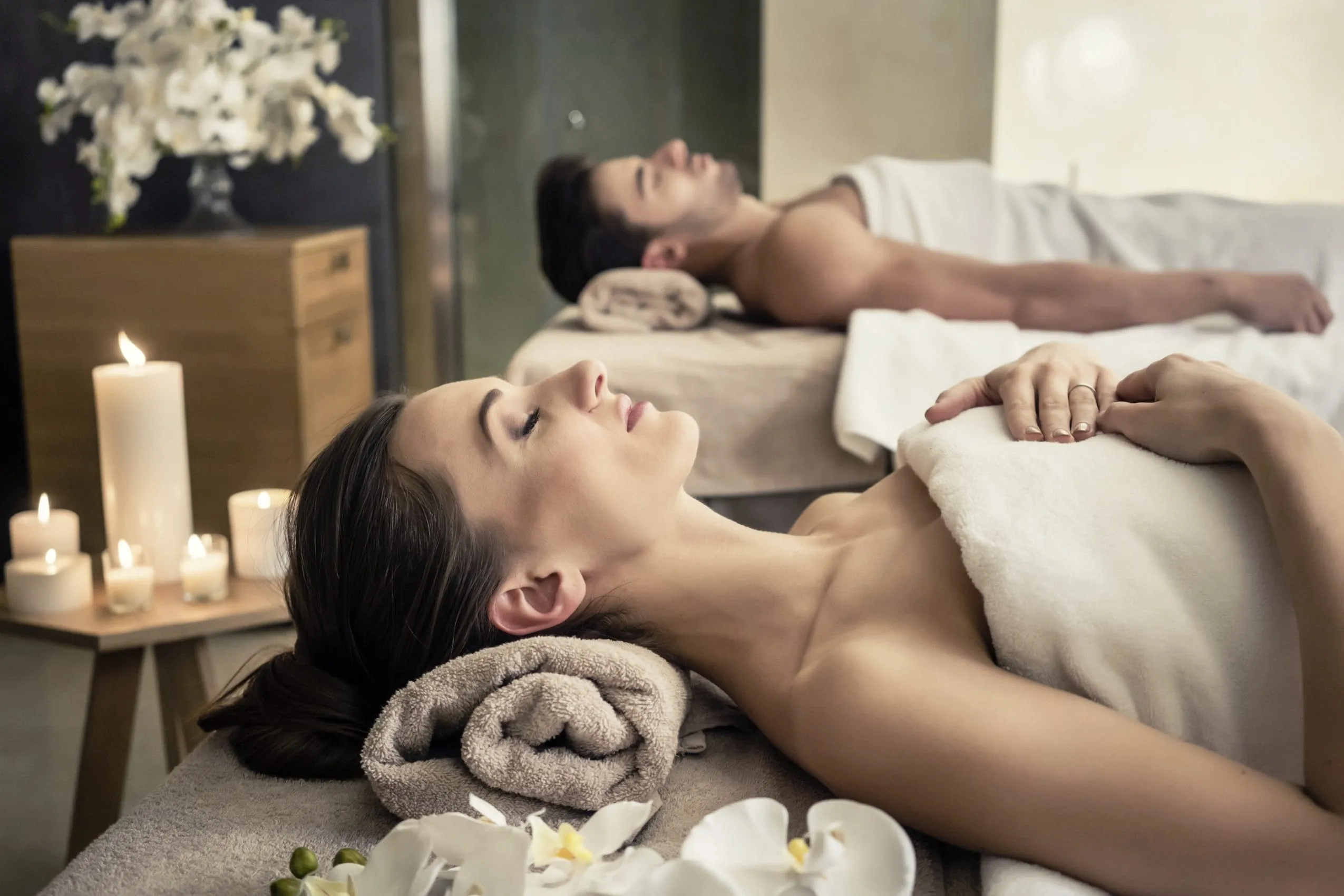 Pärchen liegen auf Massageliegen im Spa