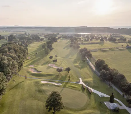 Blick von oben auf den Golfplatz im Wald- & Schlosshotel Friedrichsruhe