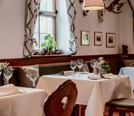 gedeckte Tische in der rustikalen Jägerstube des Wald- & Schlosshotel Friedrichsruhe