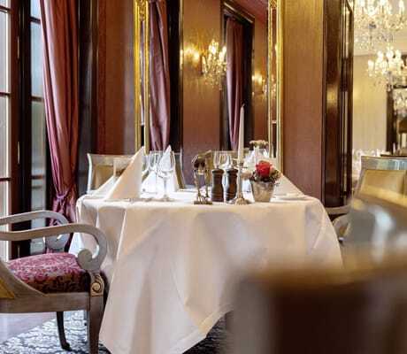 festlich eingedeckter Tisch im Gourmetrestaurant Le Cerf im Schlossstil