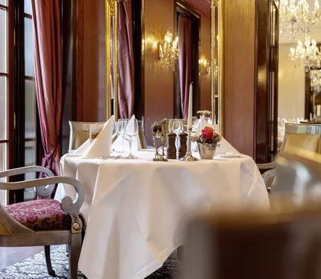 festlich eingedeckter Tisch im Gourmetrestaurant Le Cerf im Schlossstil