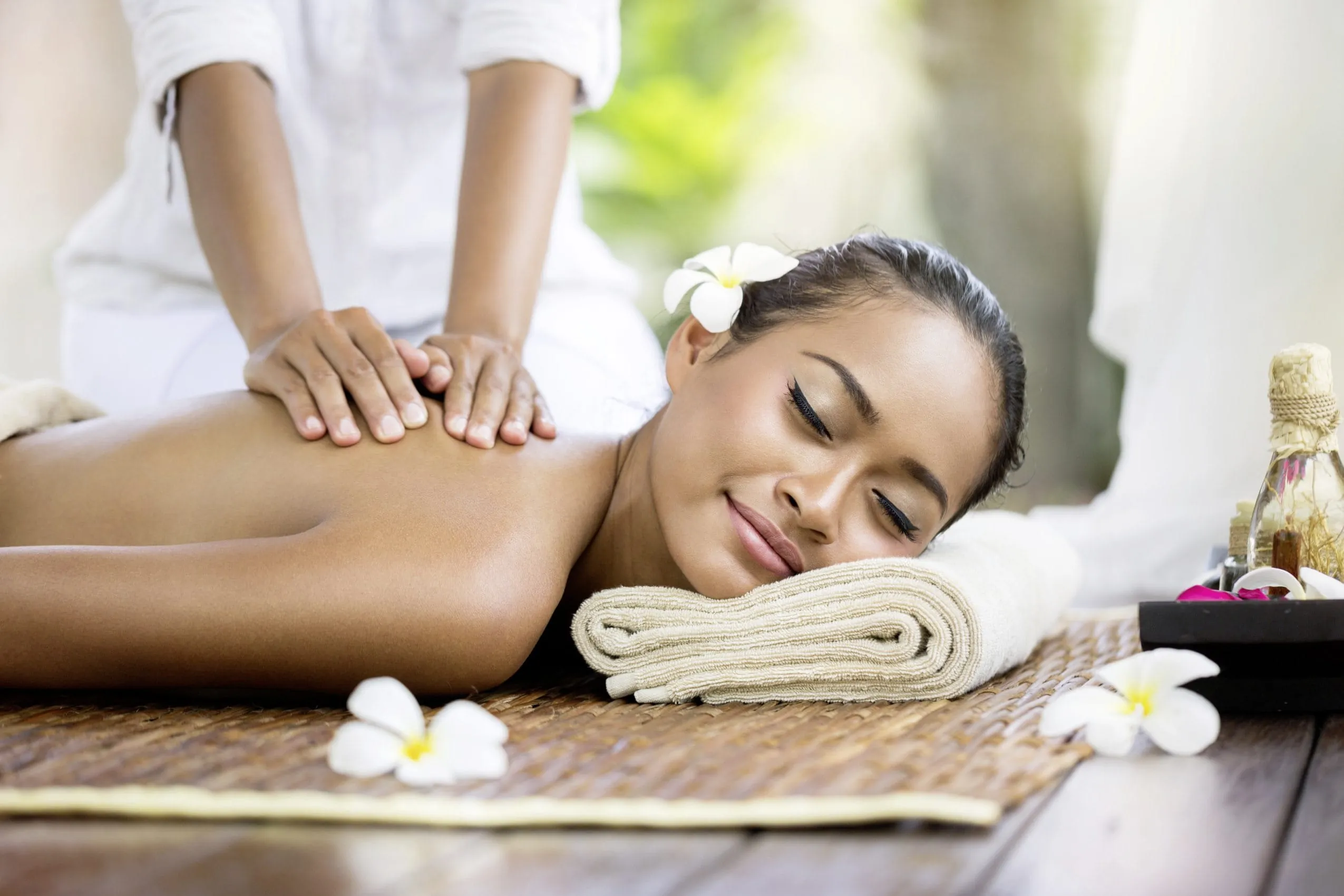 Frau entspannt während einer Thai-Massage