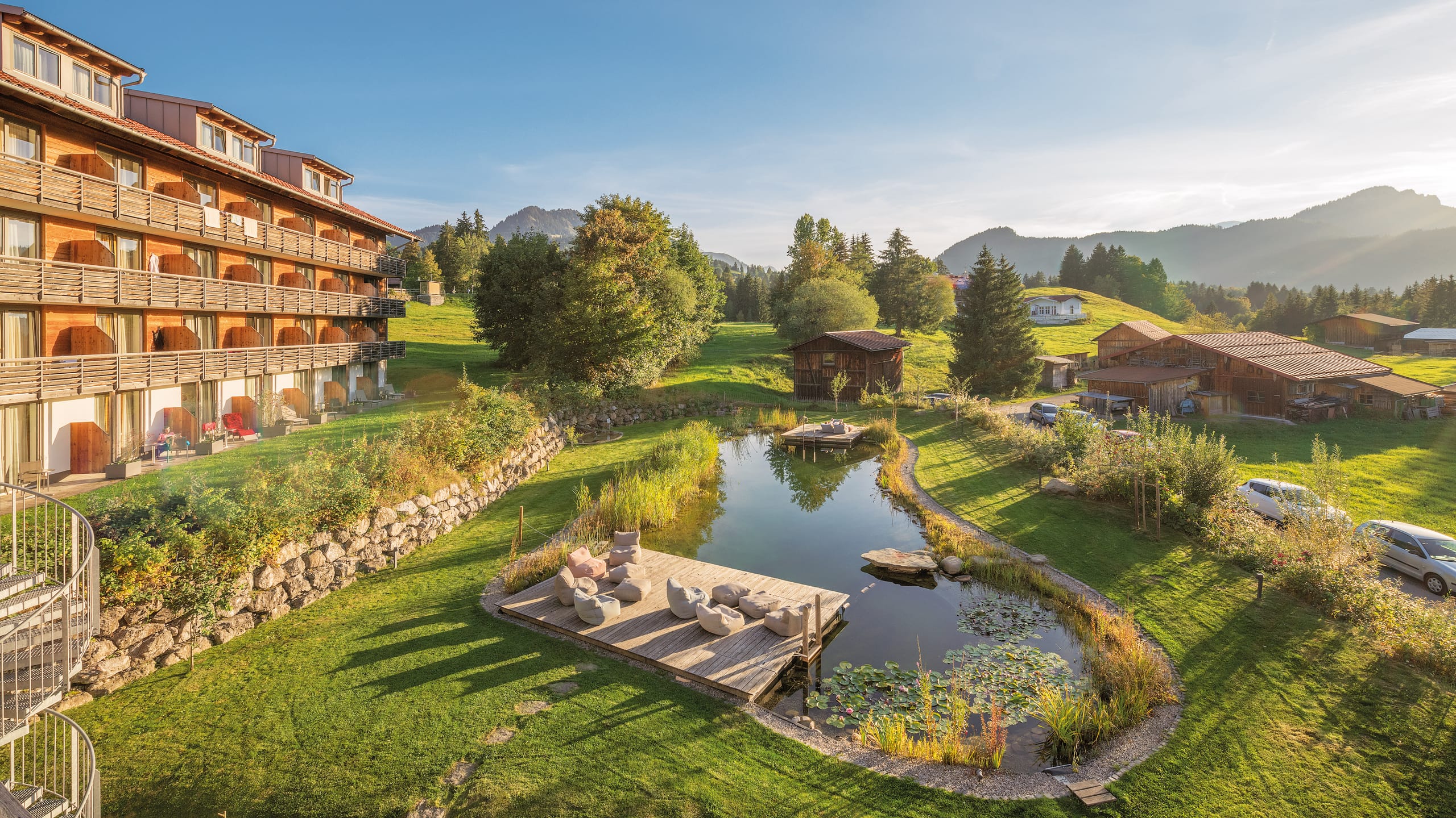 Außenaufnahme mit Badesee des Hotel Oberstdorf