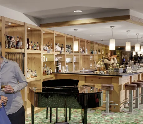 Paar in Bar mit Whiskey-Sortiment im Hotel Oberstdorf