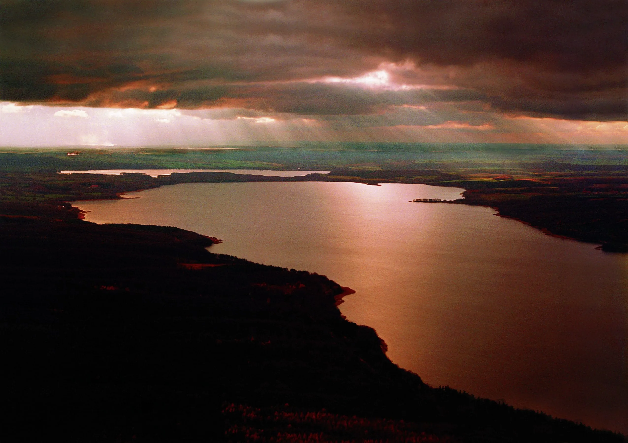 Abendrot mit wolkenverhangenem Himmel am Tollensesee im Hotel Bornm&uuml;hle