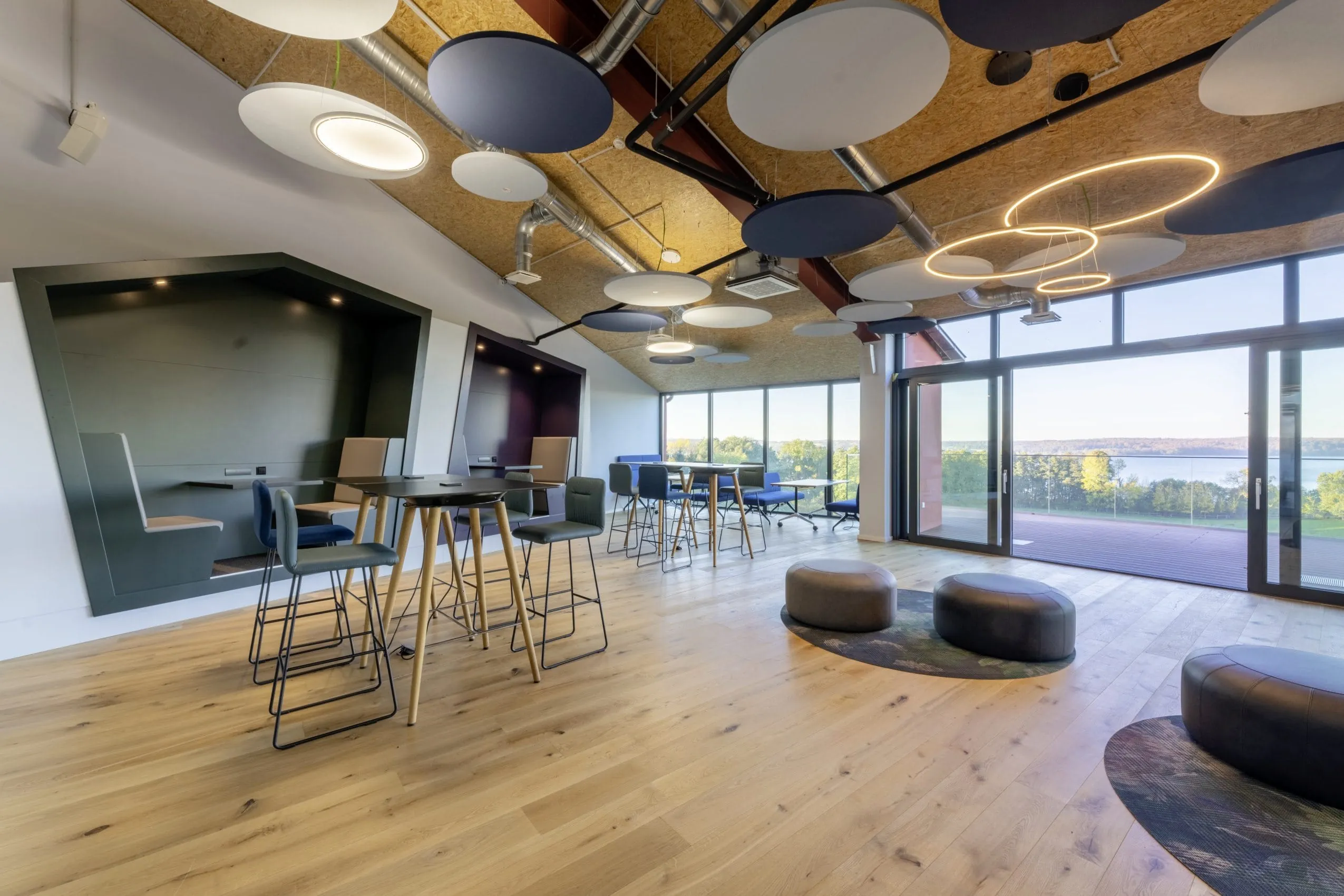 Dachbereich mit Co-Working-Area mit Sitzs&auml;cken und Sitznischen im Hotel Bornm&uuml;hle