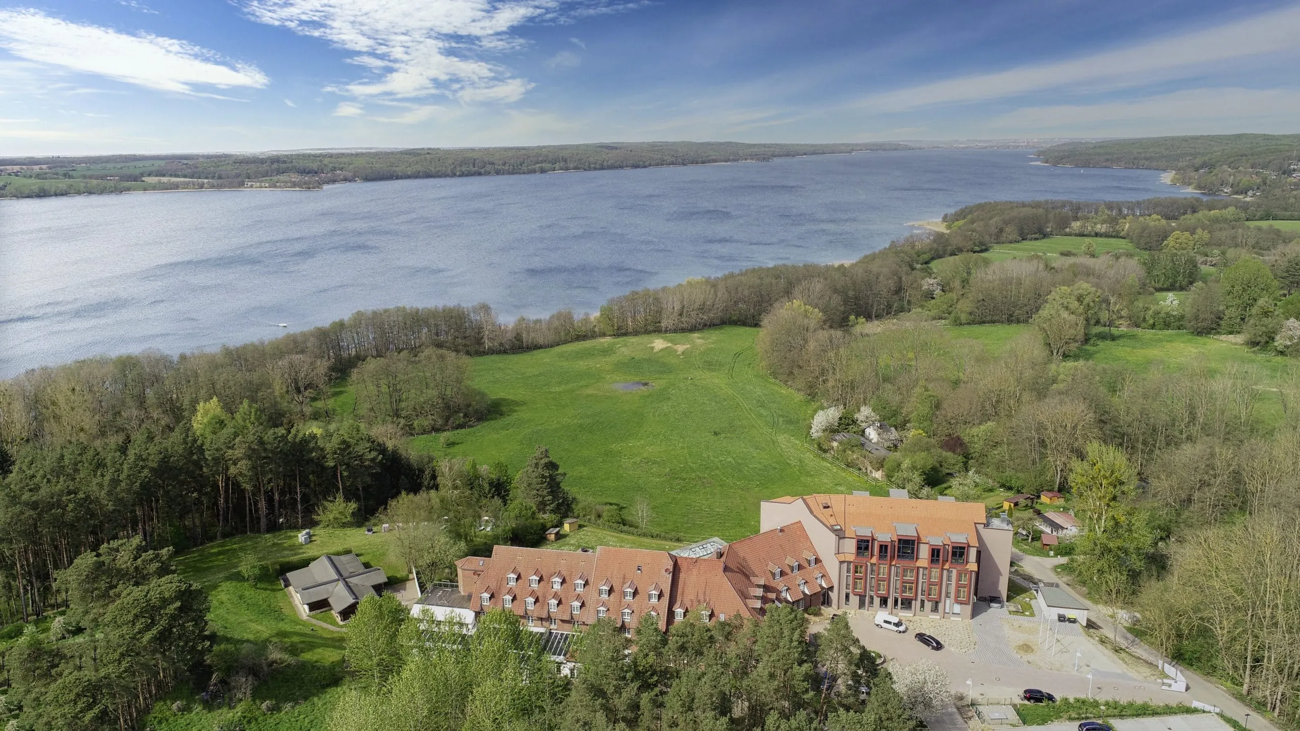 Drohnenansicht des Hotel Bornmühle mit Blick auf den See im Sommer