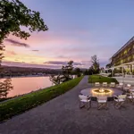 Fassade der Seezeitlodge im Abendrot mit Feuerstelle und Seeblick