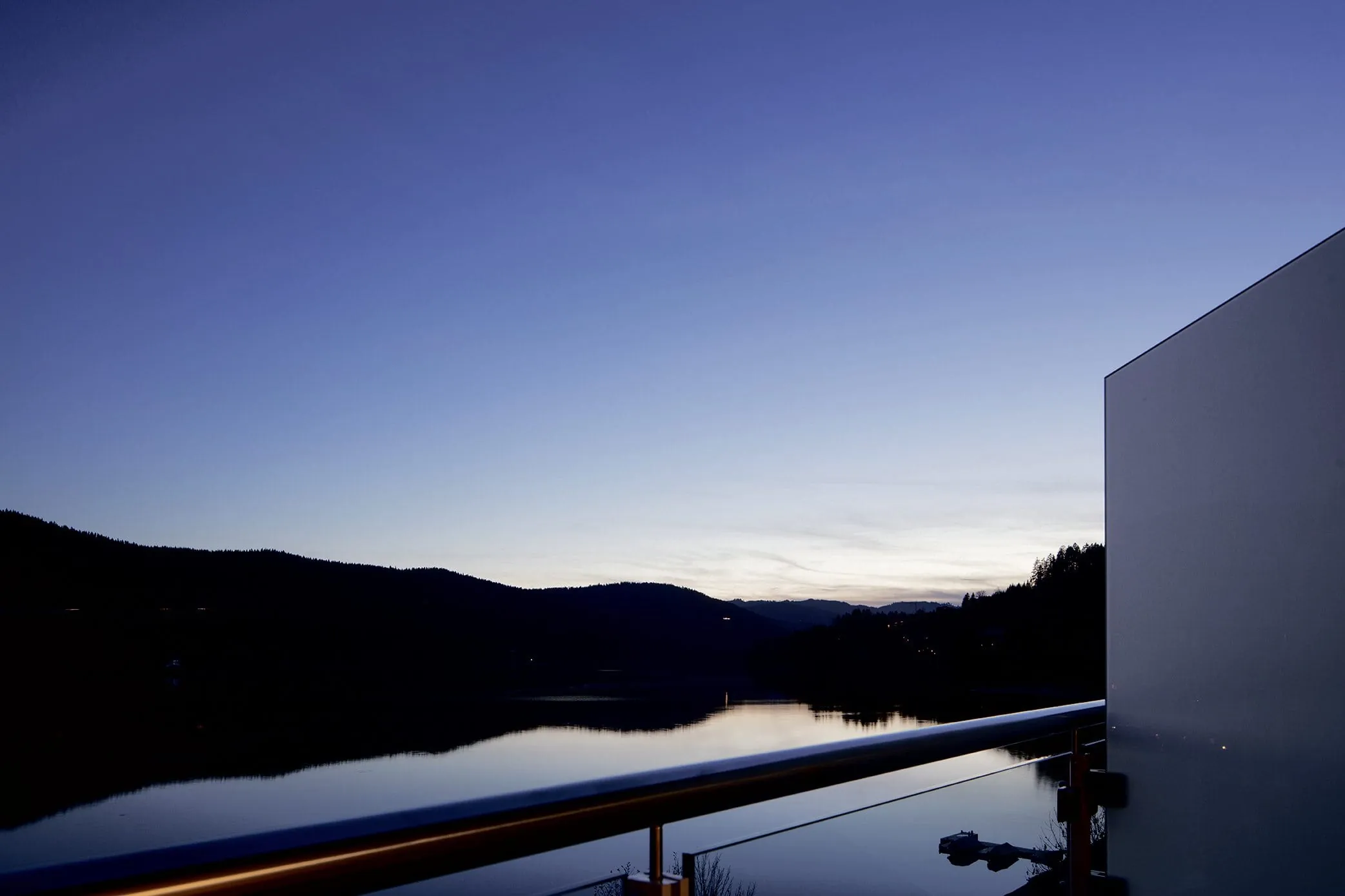 Blick vom Zimmerbalkon auf den Titisee in der Abendstimmung in Treschers Schwarzwaldhotel