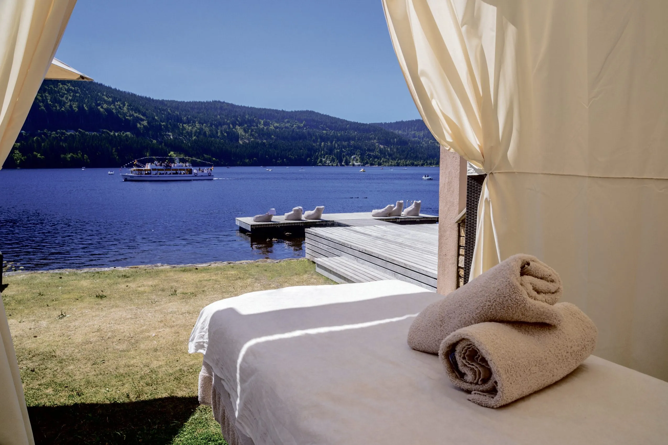 Massageliege mit zwei Handt&uuml;chern im Pavillon direkt am Titisee in Treschers Schwarzwaldhotel