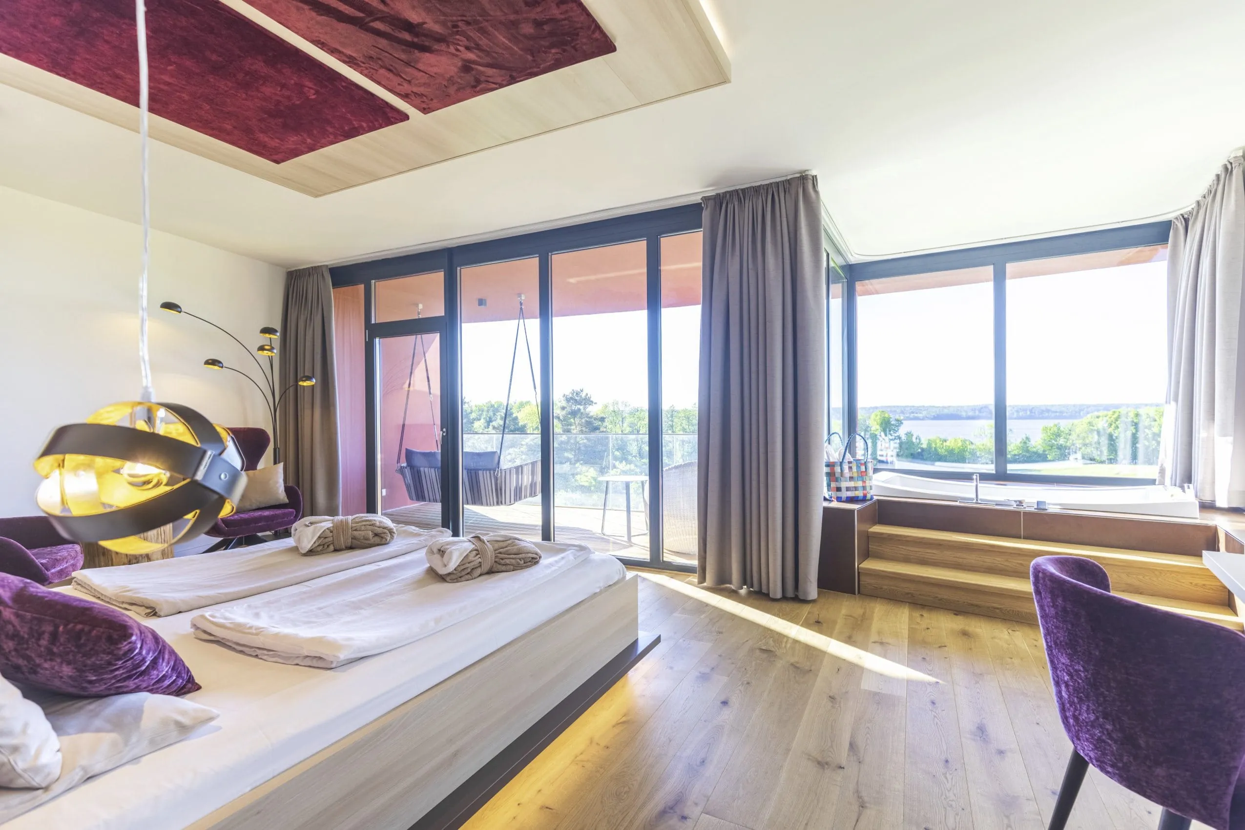 Suite mit Panoramablick auf den Tollensesee mit Designer-H&auml;ngeleuchte im Hotel Bornm&uuml;hle
